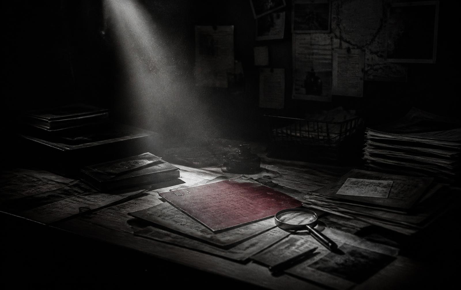 Mesa de trabalho com documentos de arquivo sob luz baixa